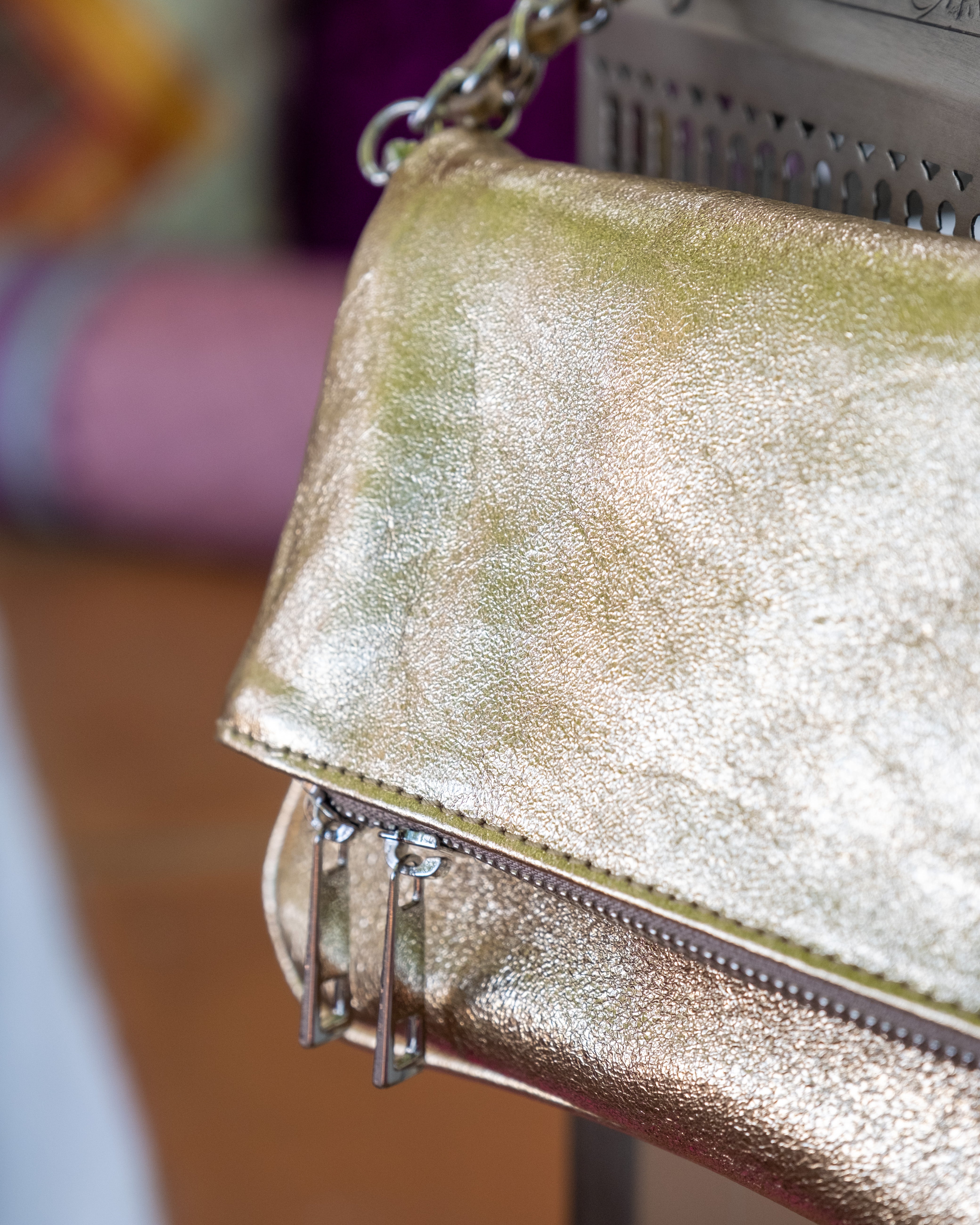 BOLSO DORADO DOBLE ASA