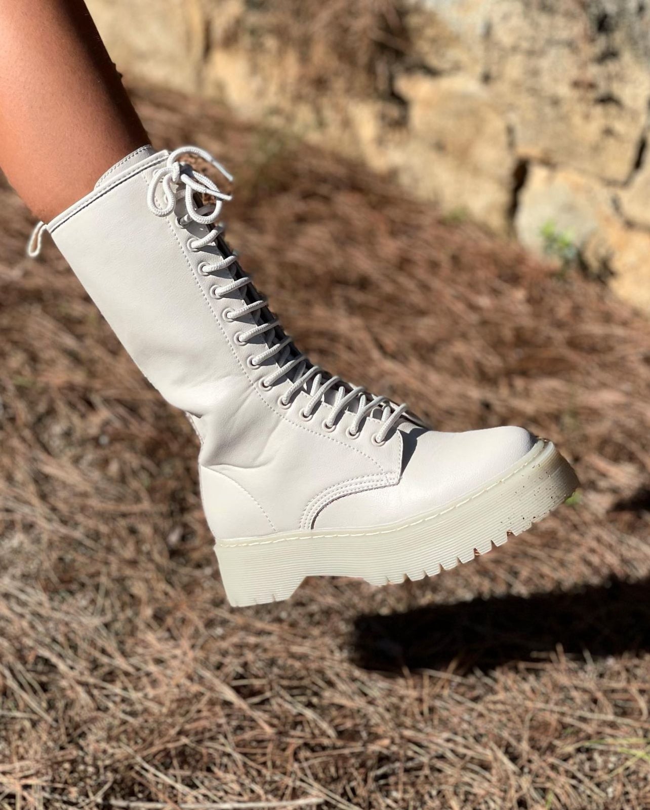 Bota alta cordones blanca