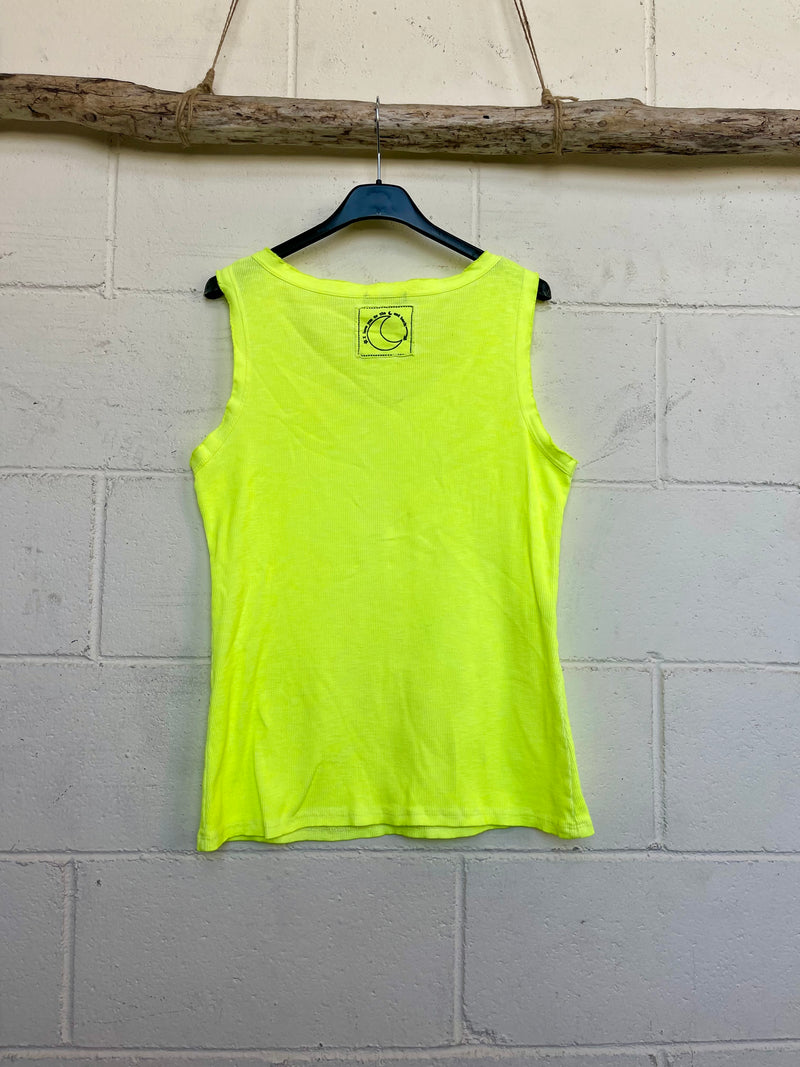 Camiseta básica tirante ancho amarillo flúor