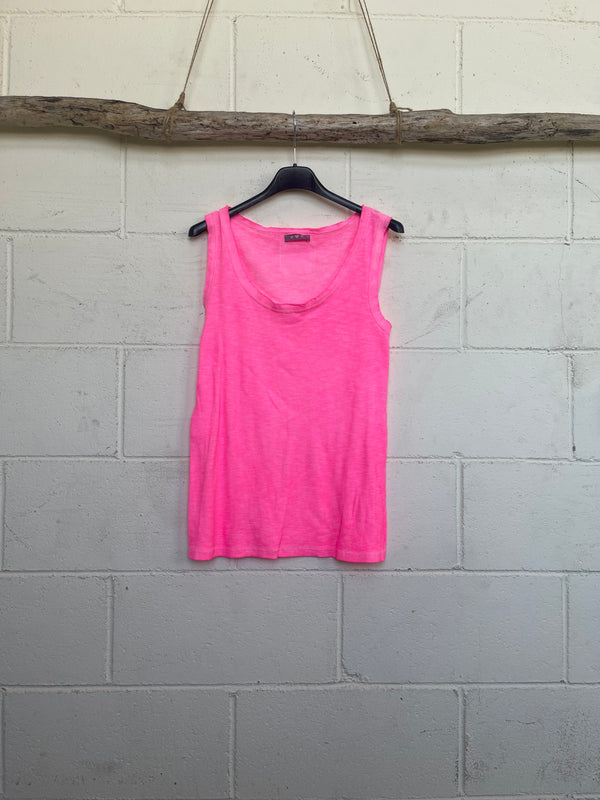 Camiseta básica tirante ancho rosa flúor