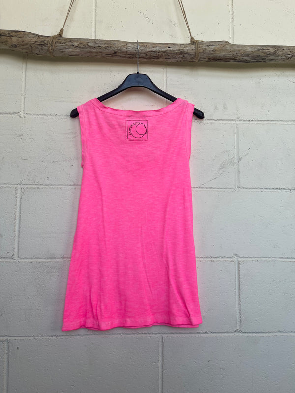 Camiseta básica tirante ancho rosa flúor